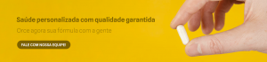 mão segurando cápsula amarela