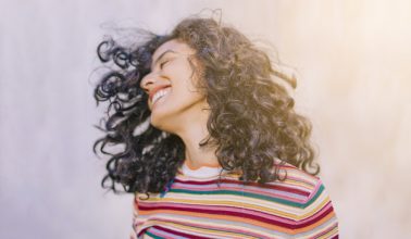 officilab-posts-retrato-de-alegre-mulher-jovem-23-2148066871